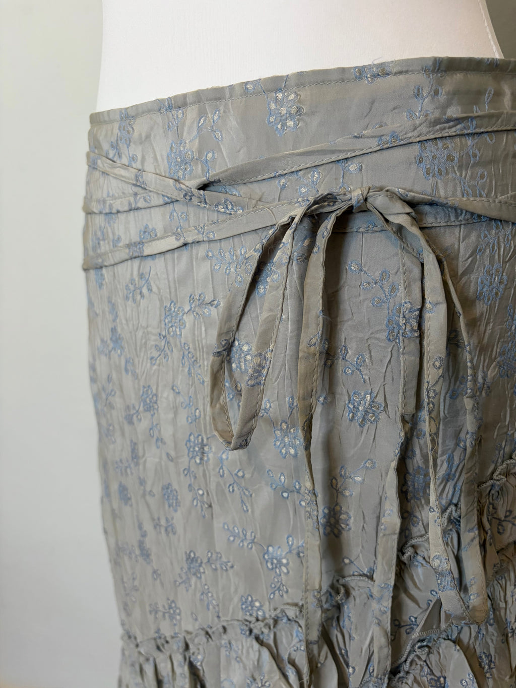 Ruffle detail silver floral skirt