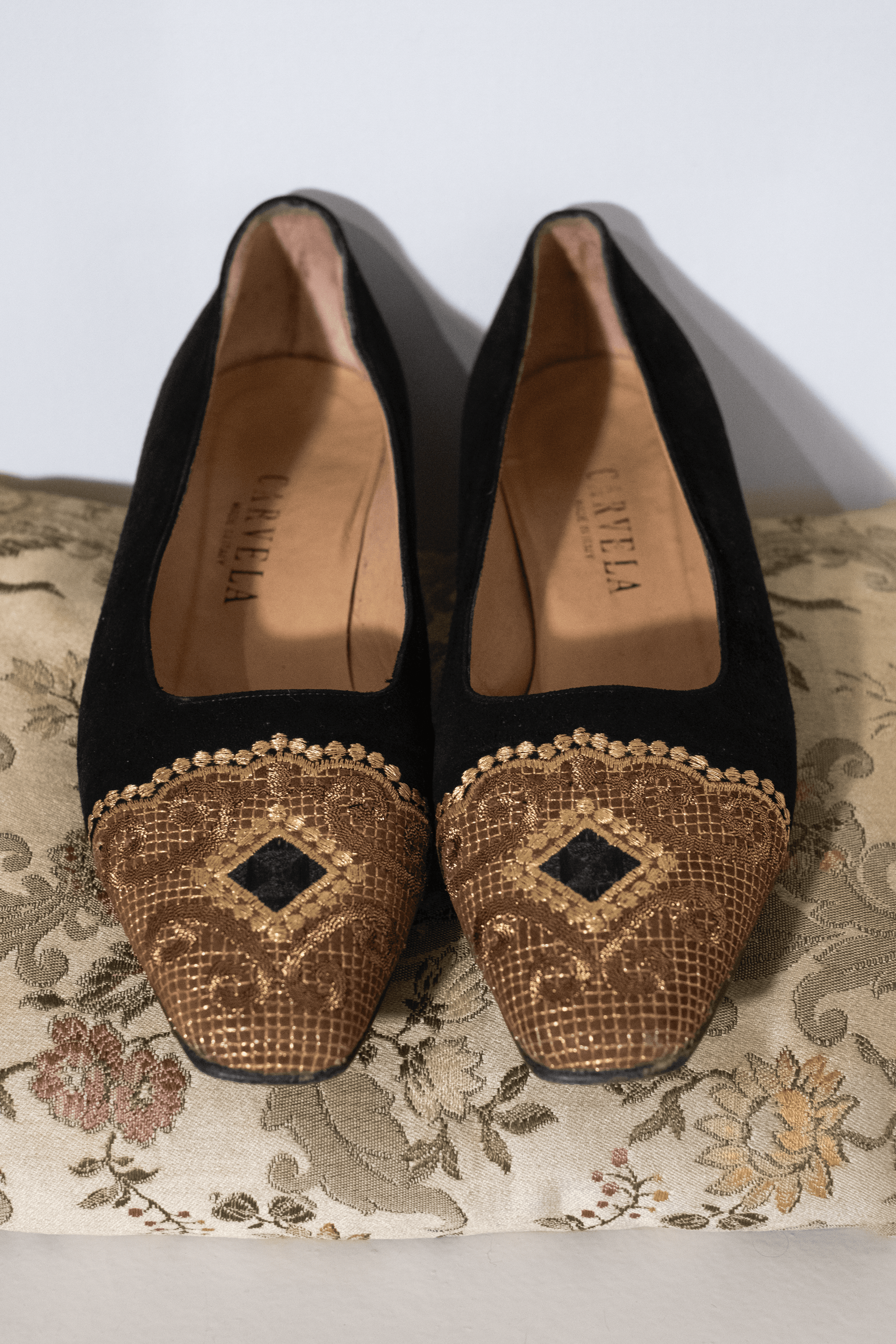 Black shoes with gold embroidery EU39