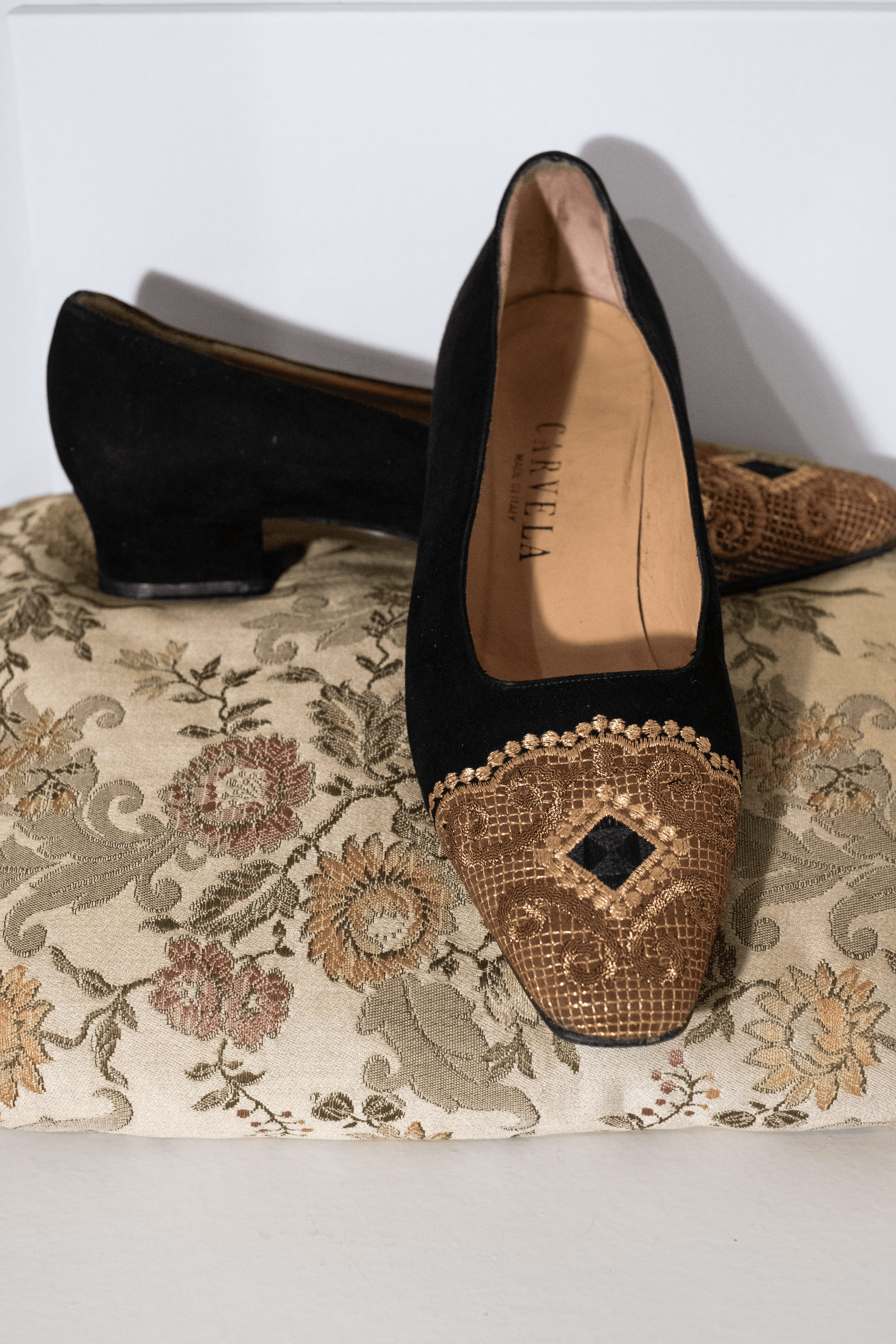 Black shoes with gold embroidery EU39