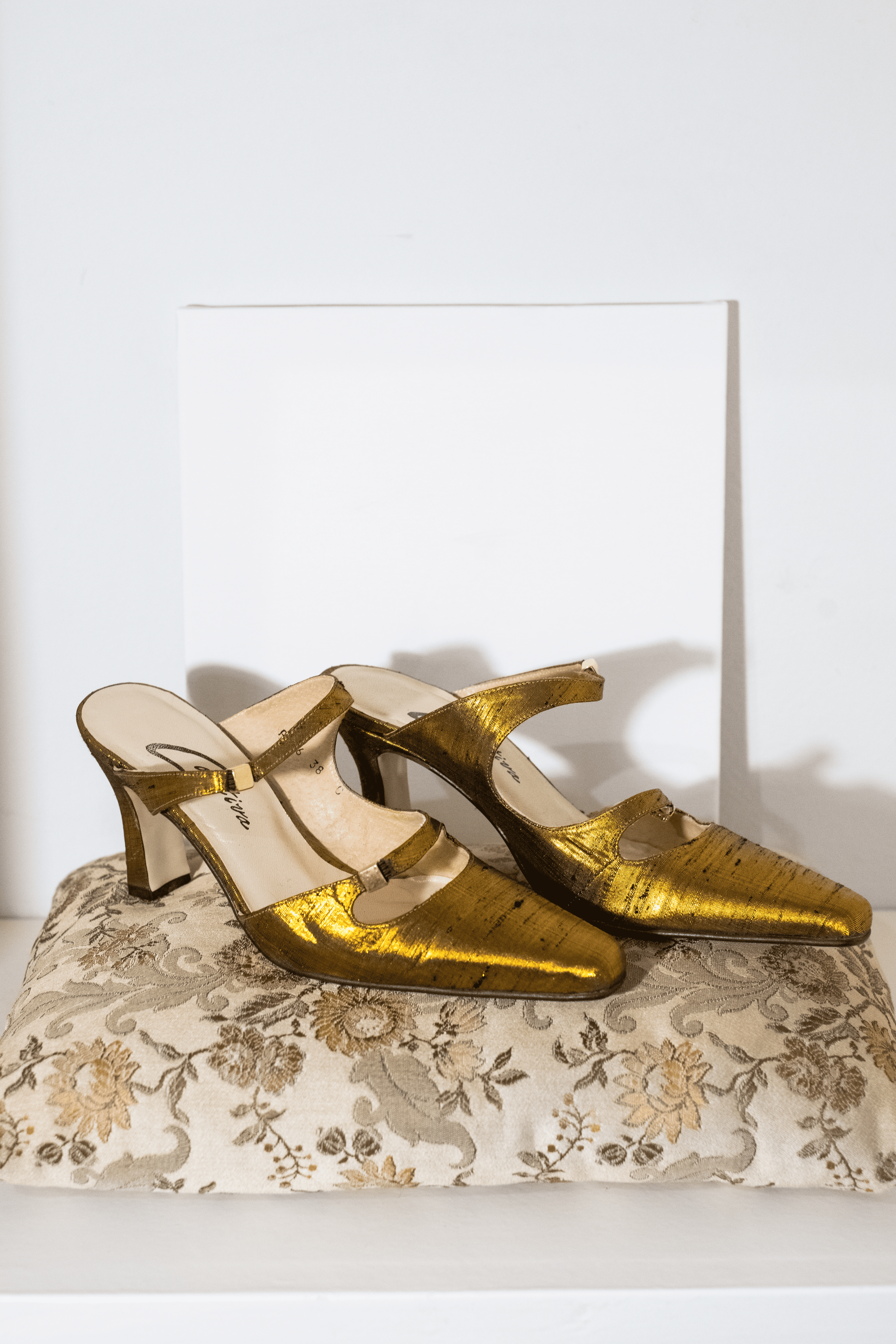 Gold raw silk mules EU38