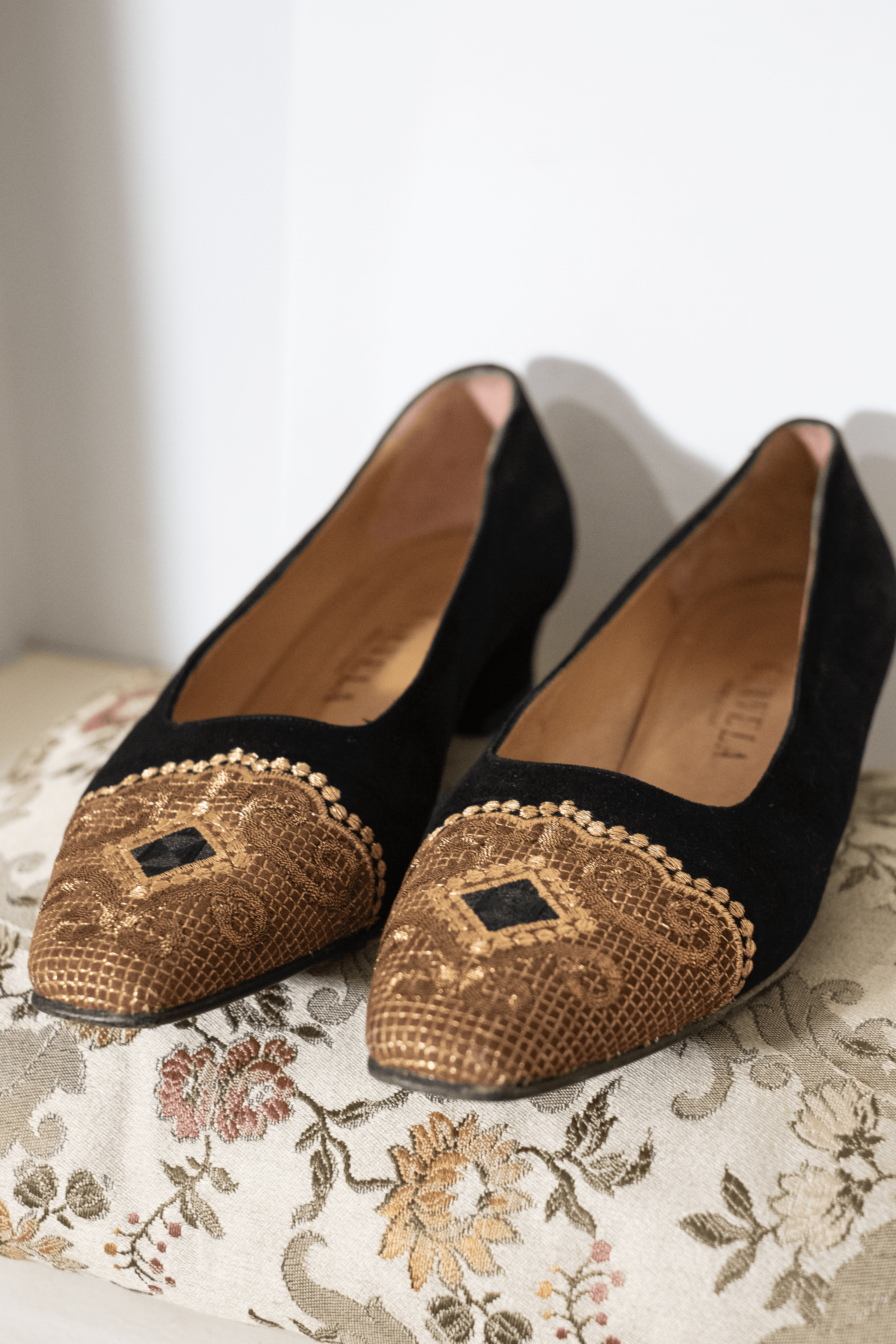 Black shoes with gold embroidery EU39