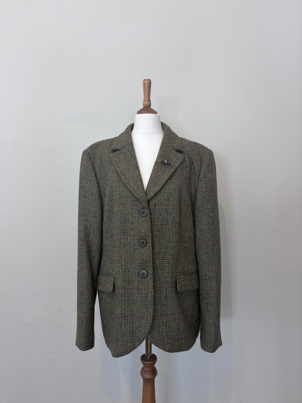 Oversized tweed blazer with brooch